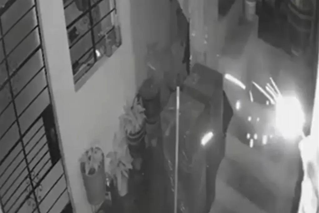 男子往屋裡掟著火的爆炸品。(互聯網)