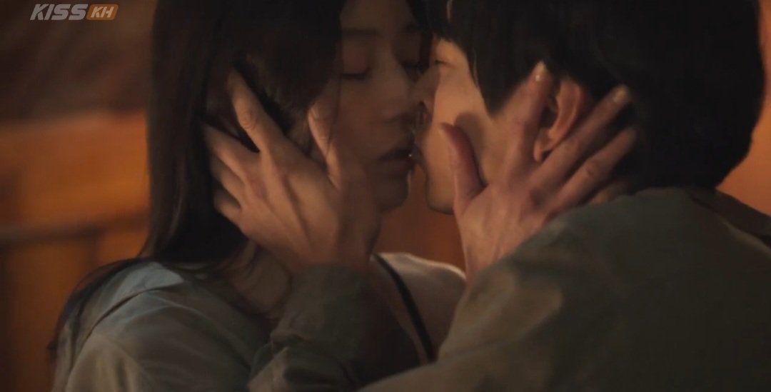 全智賢與姜棟元在《暴風圈》中有一場火辣床上戲。