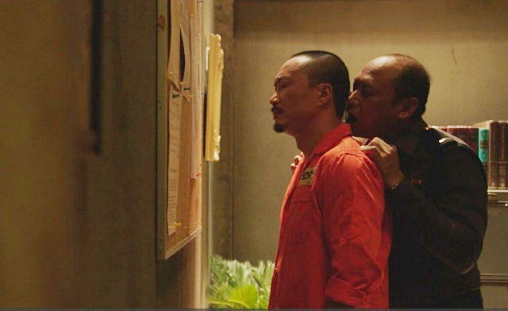 近日《阿龍》的電影專頁則公開鄭中基獄中被性侵刪剪片段。