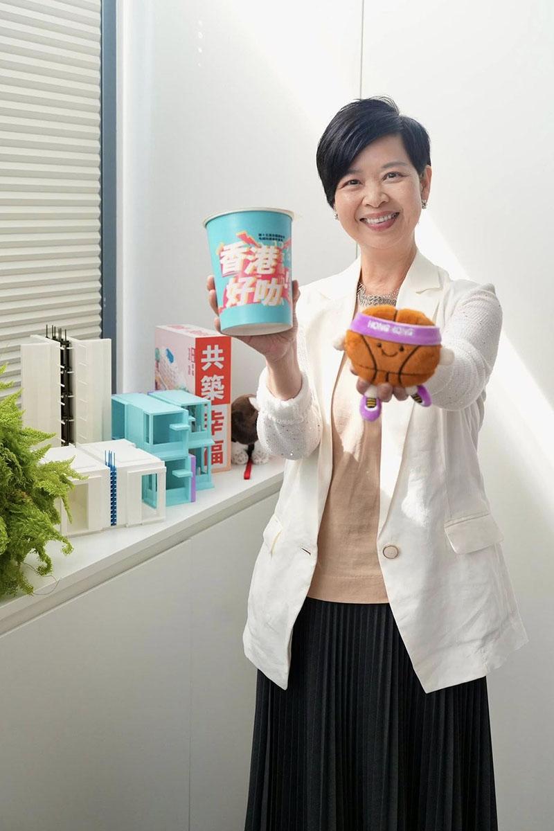 何永賢抽中籃球造型公仔。