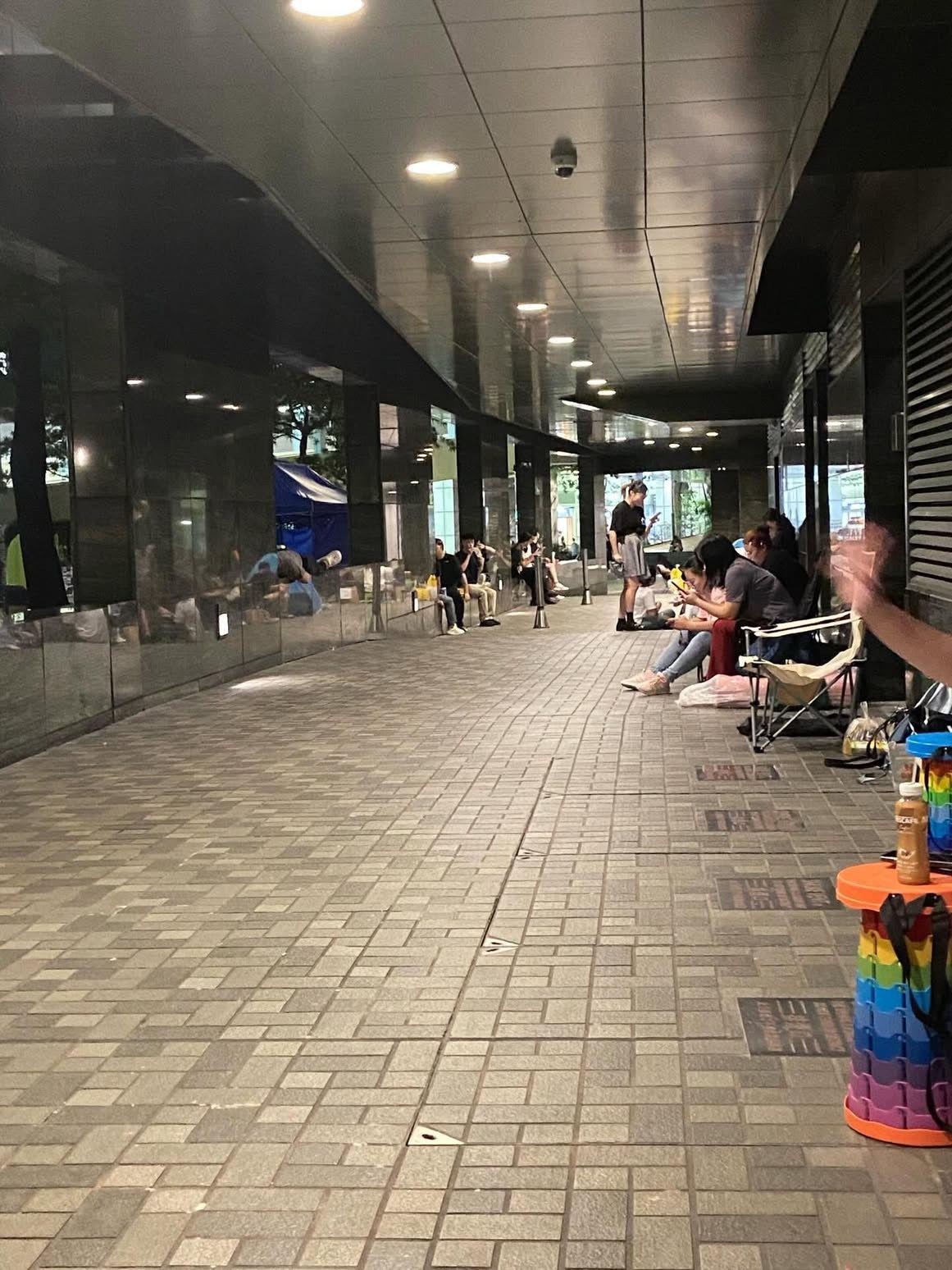 大批粉絲為見偶像,昨晚已擠滿商場外通宵輪候。