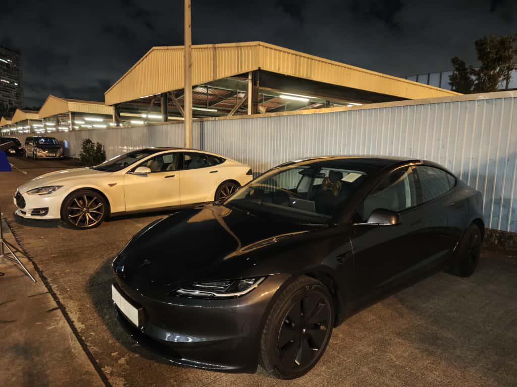 警方扣留2輛私家車。