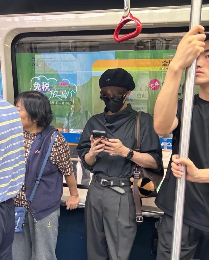 有大陸網民見到檀健次獨個兒坐鐵路到機場。