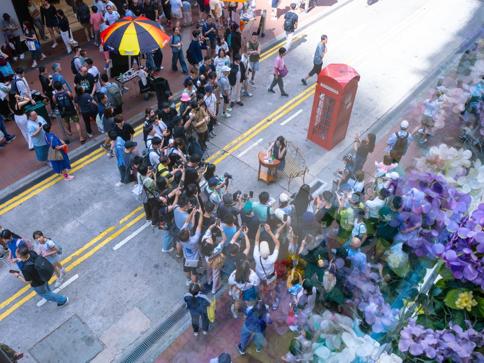 Cloud在銅鑼灣行人專用區,化身「心事聆聽專員」。