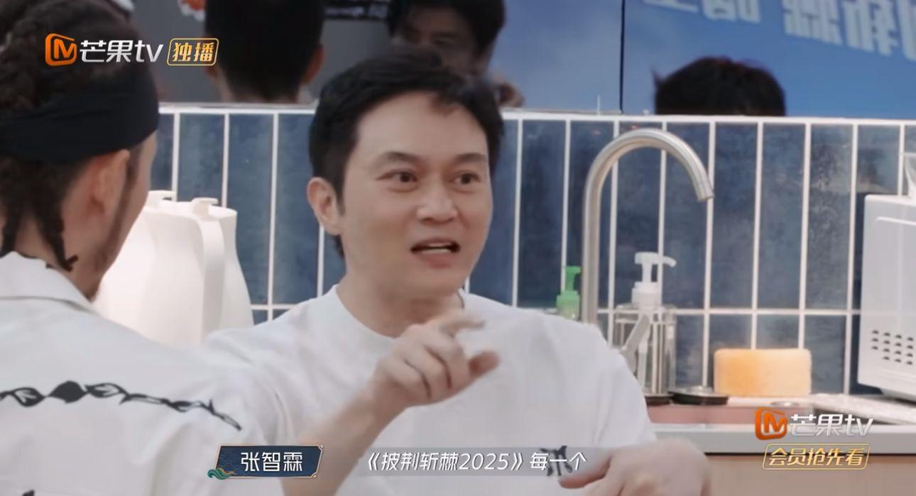 原來父親在隔籬廠拍《披荊斬棘5》,魔童就為《歌手2025》做幕後打雜。