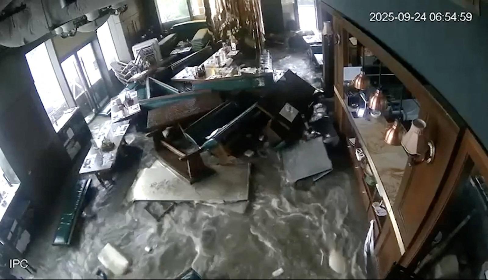 將軍澳一間餐廳被海水湧入嚴重破壞。(路透社圖片)