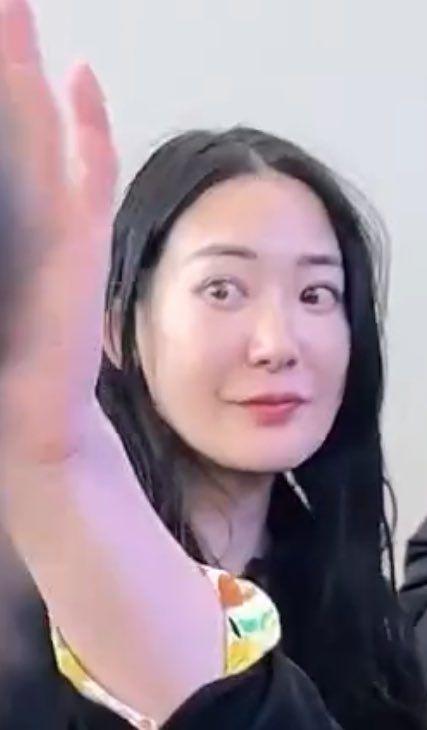 坂口健太郎的造型師女友樣貌,被日本雜誌曝光。