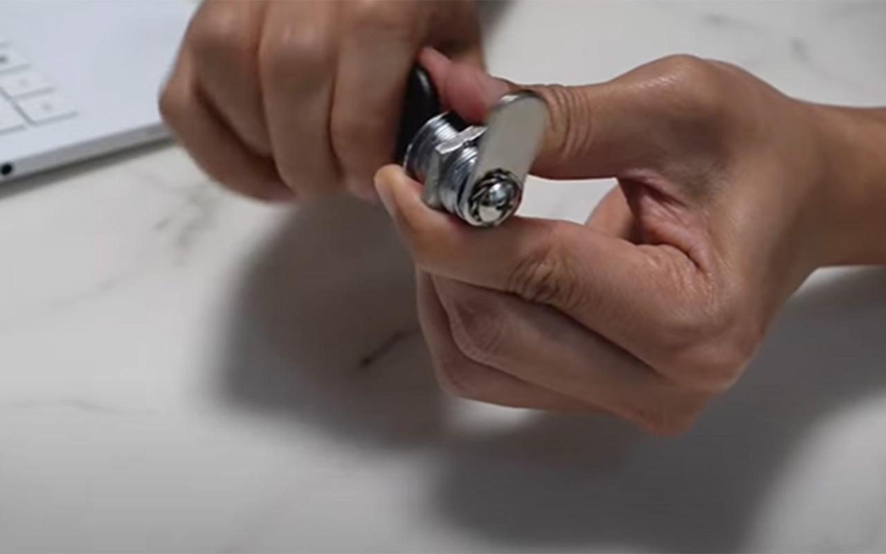 平平無奇的信箱鎖也可以變成家中的抽屜鎖,過程幾步搞掂,保證零失敗!