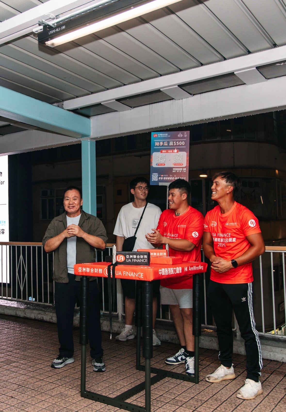 羅莽精神奕奕現身旺角拗手瓜。