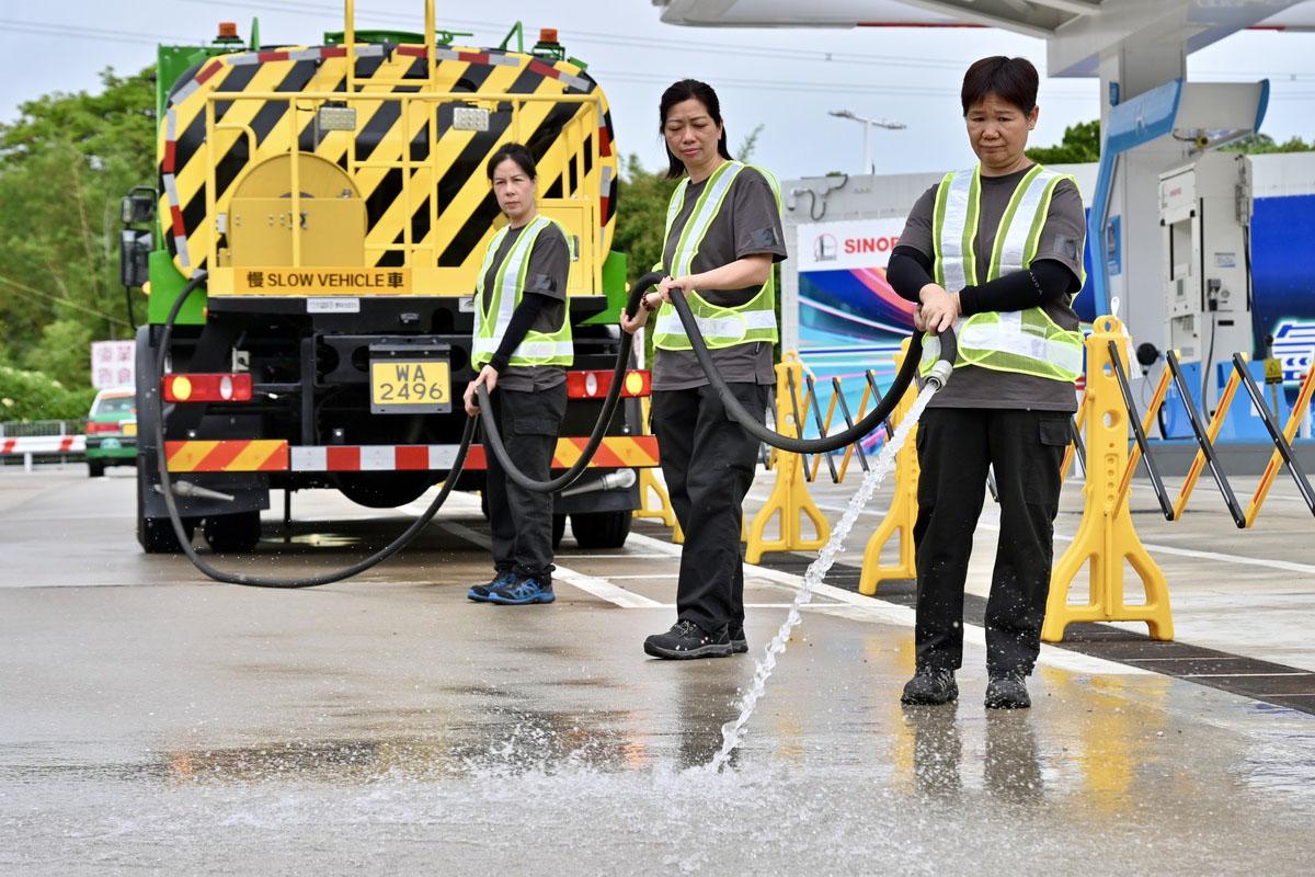 洗街車車頭設有灑水器,車身也可接駁喉管,由人手清潔街道。(政府新聞網)