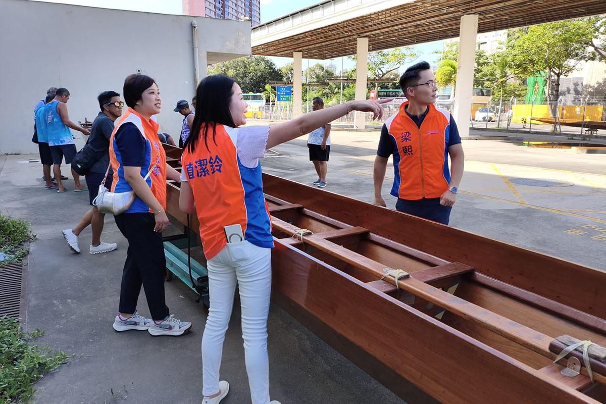 停泊在柴灣貨物裝卸區的社區龍舟,已移至附近一處閒置土地臨時存放。(梁熙FB)