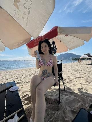 屯門娜娜產後減肥非常成功,從照片中可見當天她穿起比堅尼擺出多個Pose。