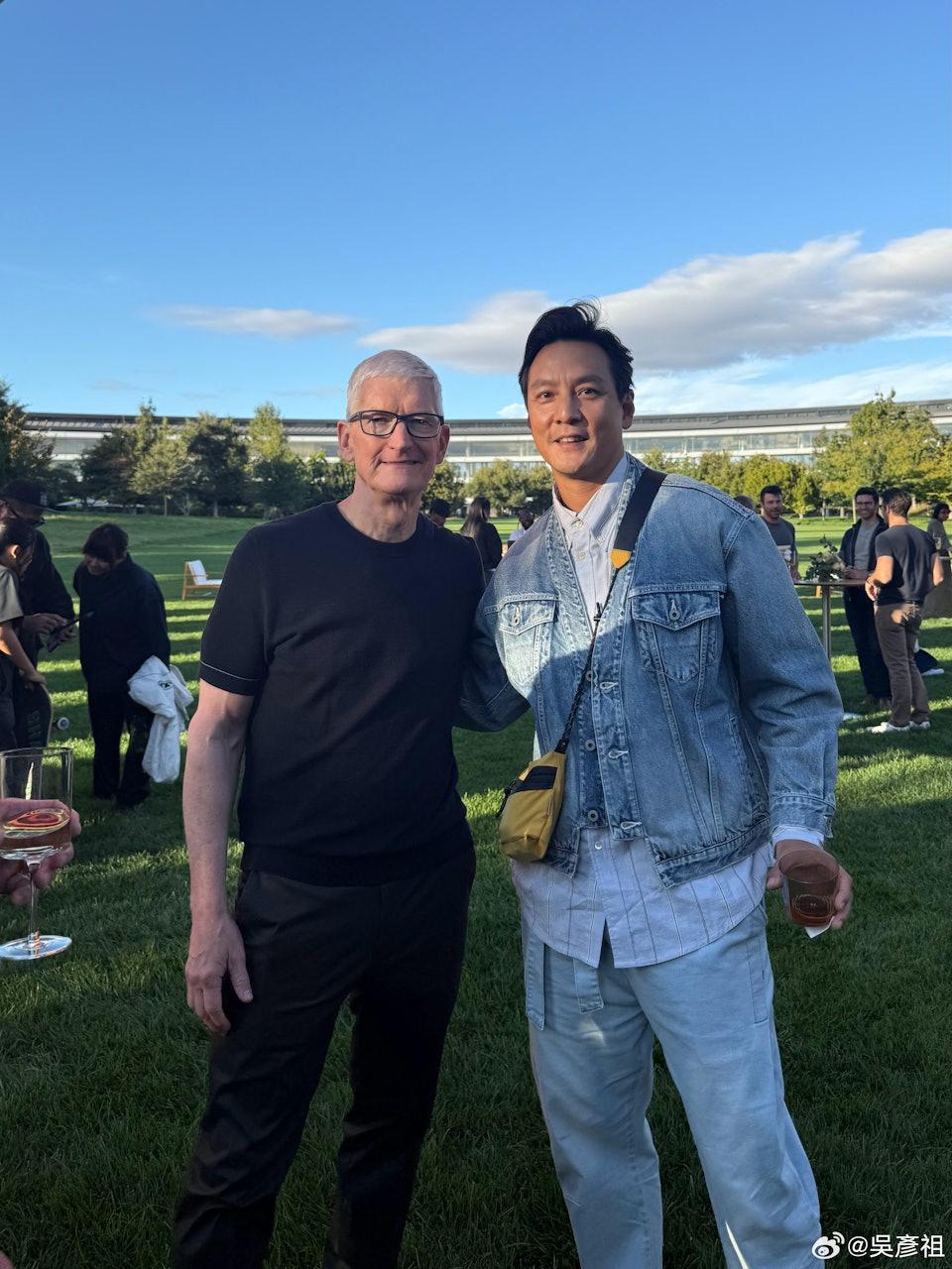 吳彥祖現身發布會跟Tim Cook交流。