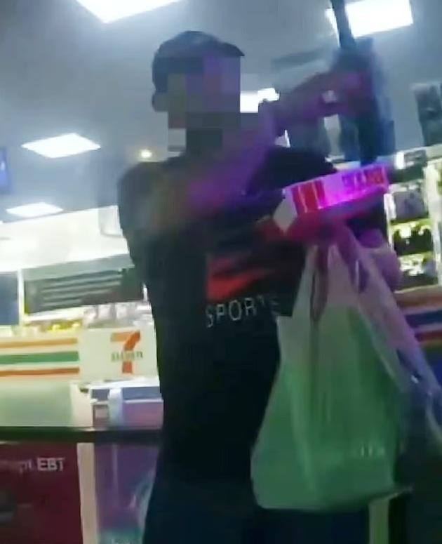 帕隆比當日帶女伴到便利店買東西,女伴遭虐待,趁機向店員求救。(互聯網)