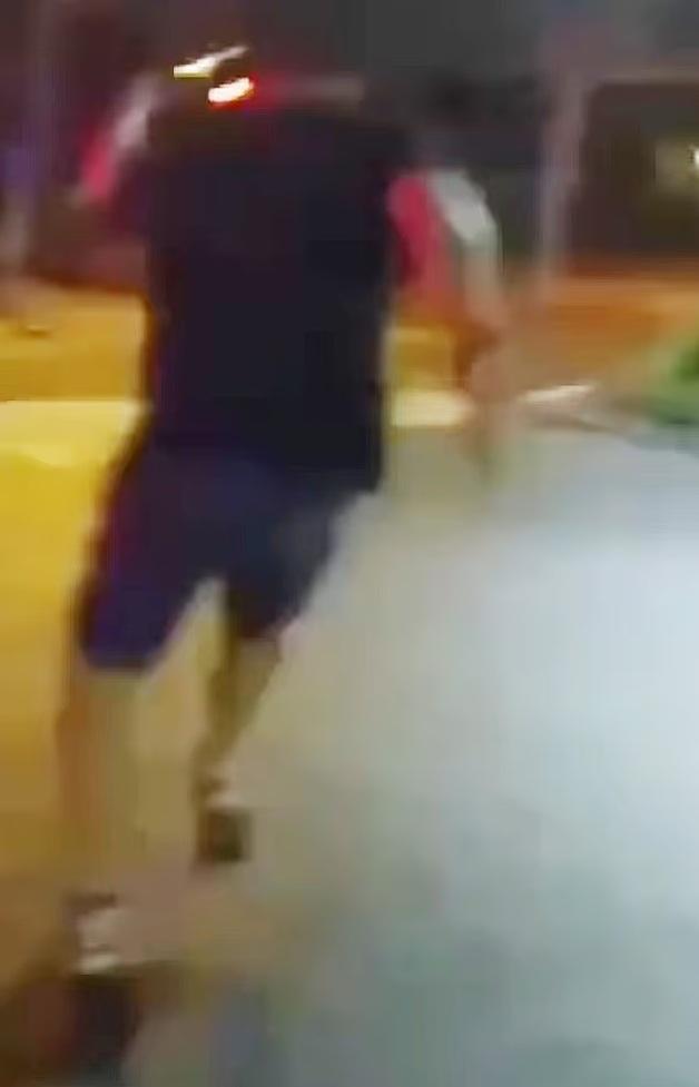 警員接報到場,帕隆比逃走。(互聯網)