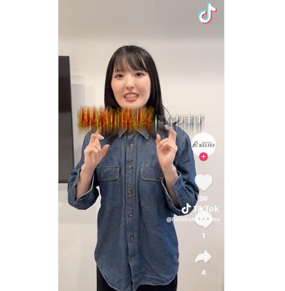 女職員解說,這樣做已違反酒店的住宿規定。(互聯網)