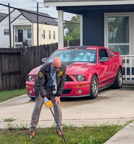 案發後翌日,警方繼續在案發住所搜證。(互聯網)