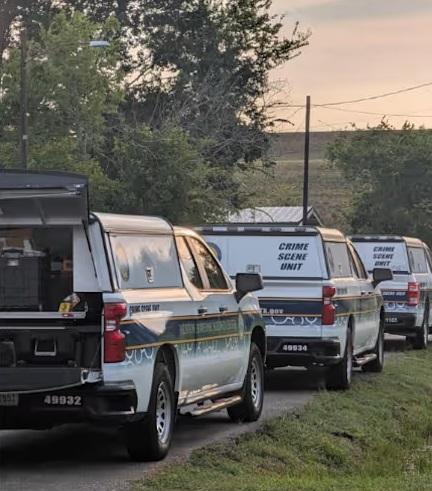 鑑證人員的車輛停泊現場。(互聯網)