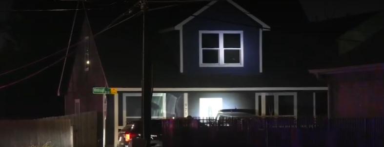 警方深夜在案發住所調查。(互聯網)