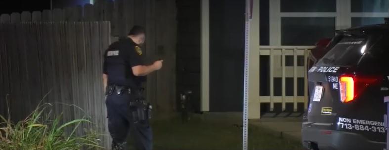 警方深夜在案發住所調查。(互聯網)