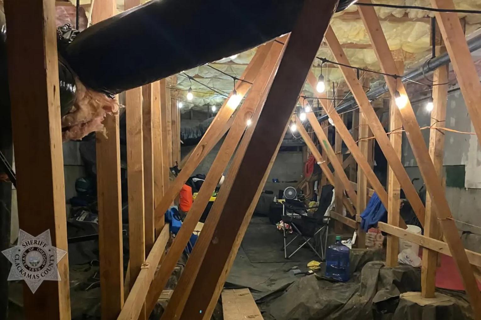 警方在Facebook發布照片,可見涉案男子住在地板夾層的布置。(互聯網)