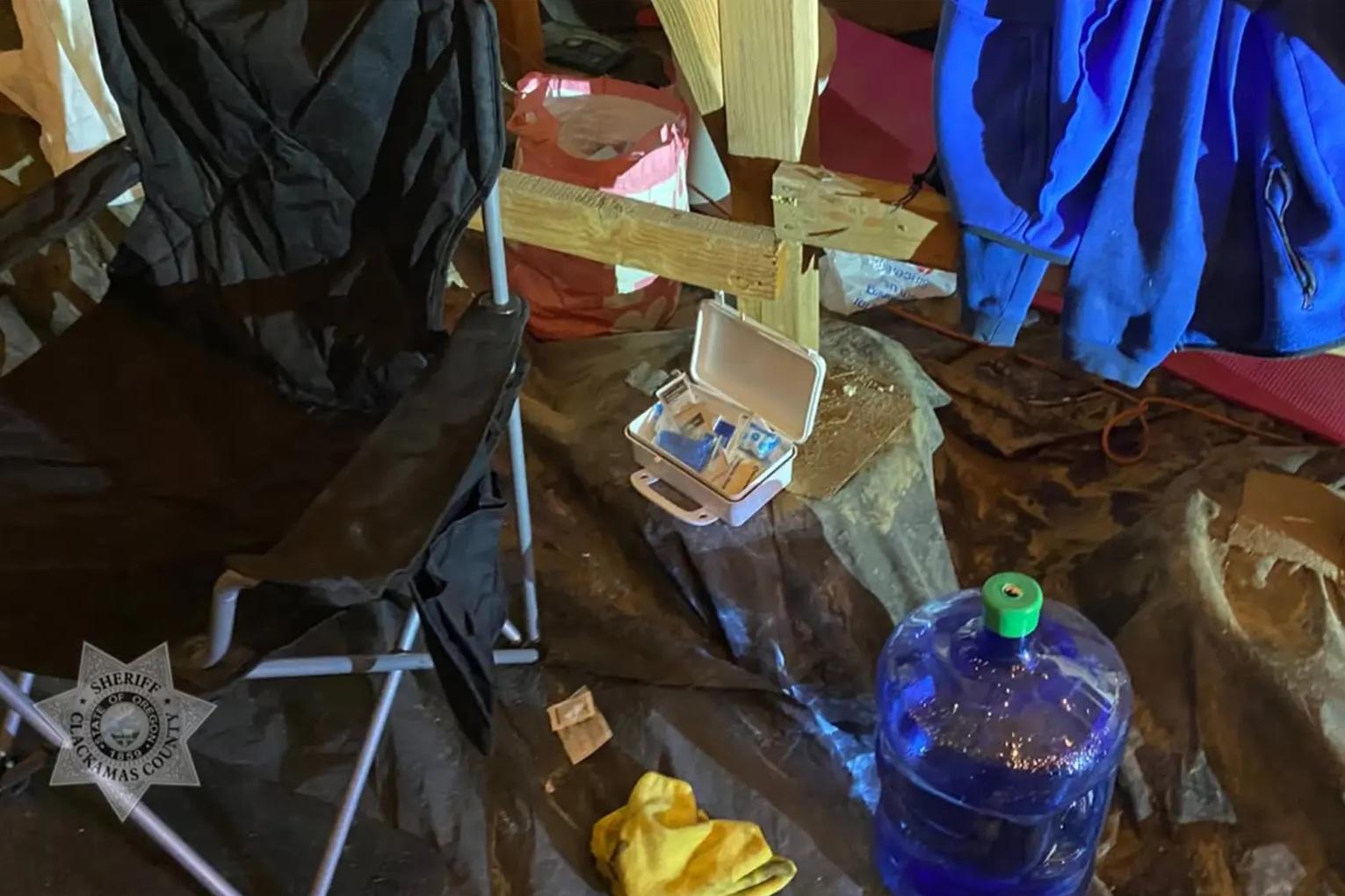 警方在Facebook發布照片,可見涉案男子住在地板夾層的布置,有家具和日用品等。(互聯網)