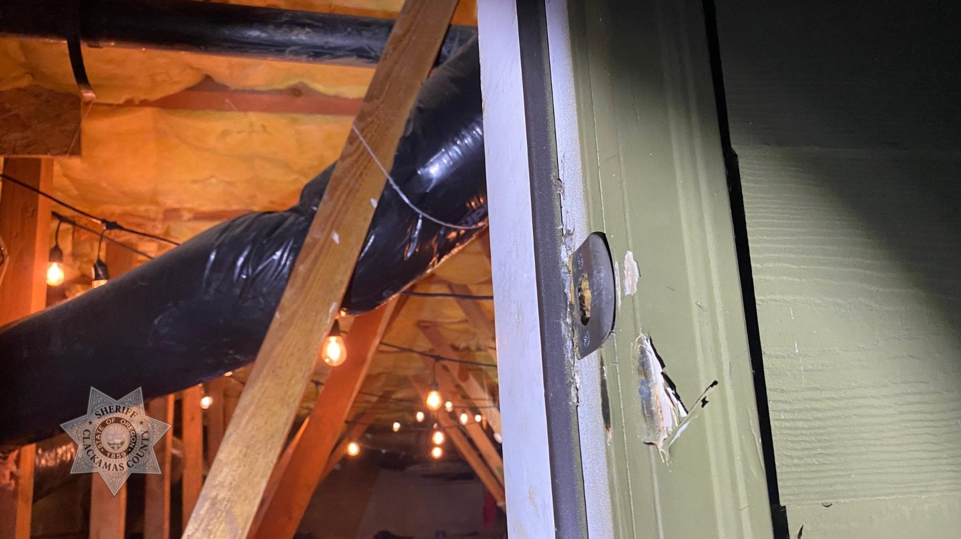 警方在Facebook發布照片可見,地板夾層入口處的鎖被破壞。(互聯網)