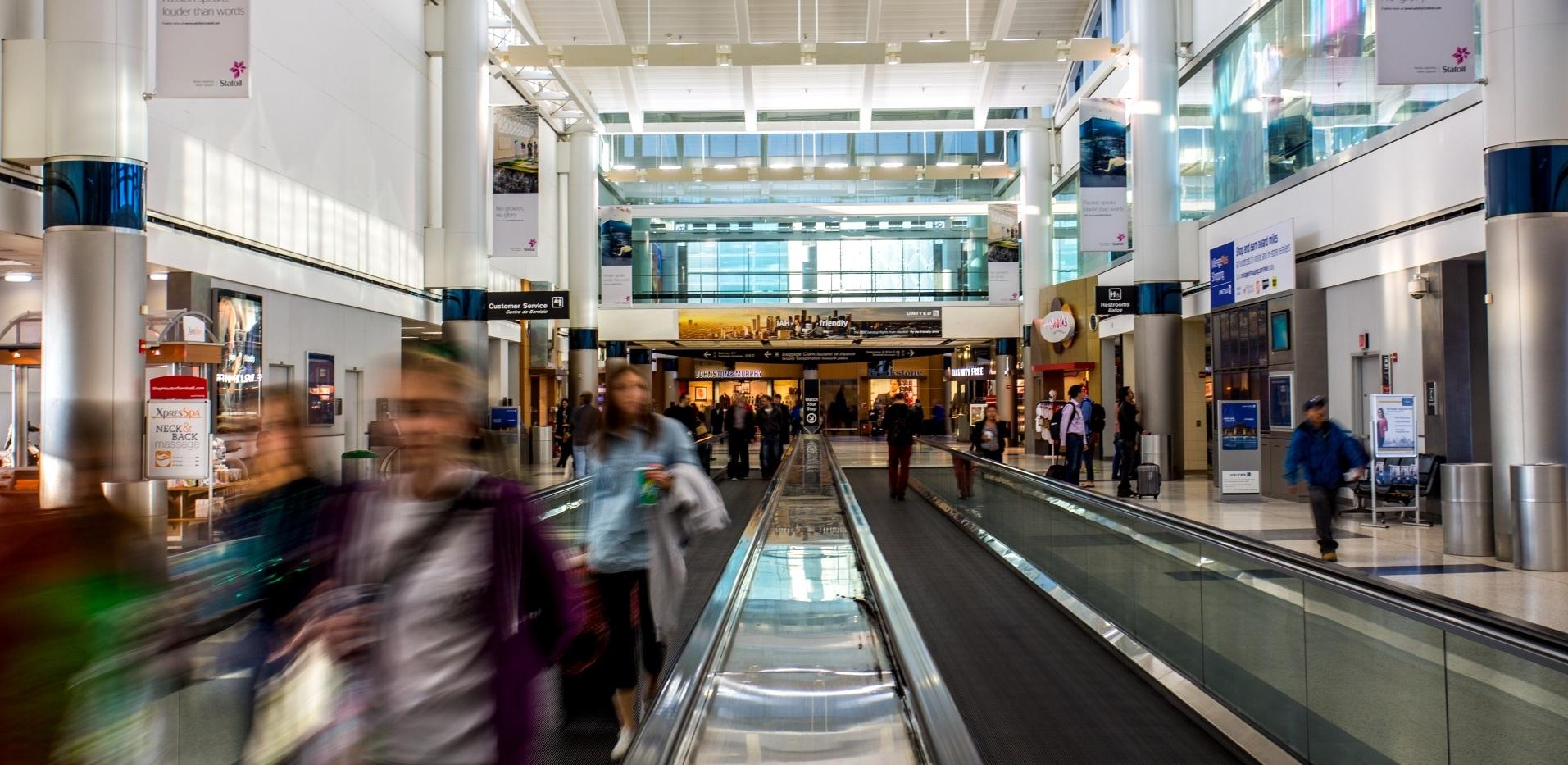 中國顧姓留學生今年8月中旬持有效簽證赴美升學,從德州侯斯頓機場入境時遭海關連續3輪、長達10小時查問後被遣返,並且5年內禁止入境。圖為德州侯斯頓機場。(互聯網)