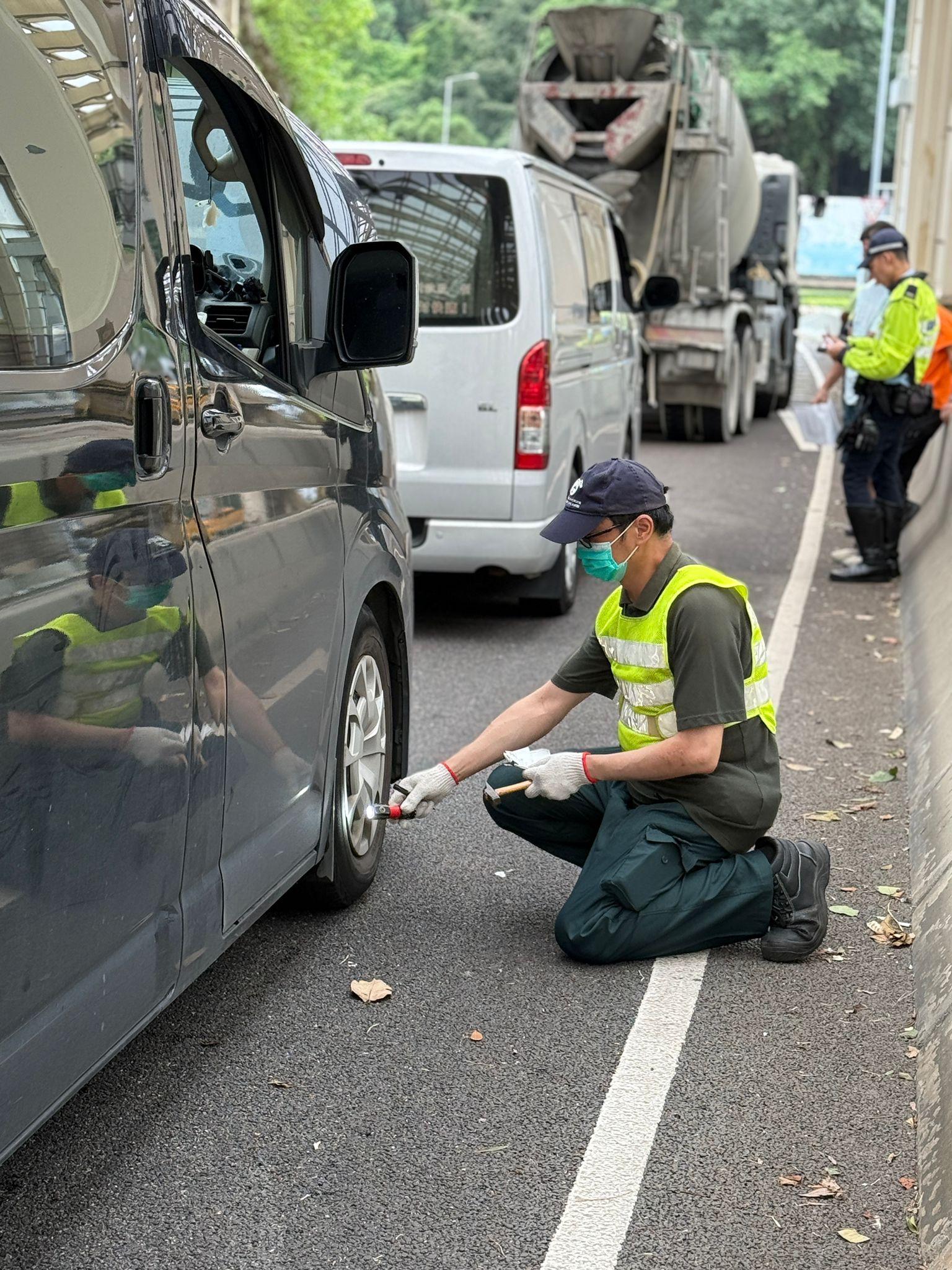 警將軍澳打擊非法改裝或殘缺車輛,設驗車官即場檢驗。(警方圖片)