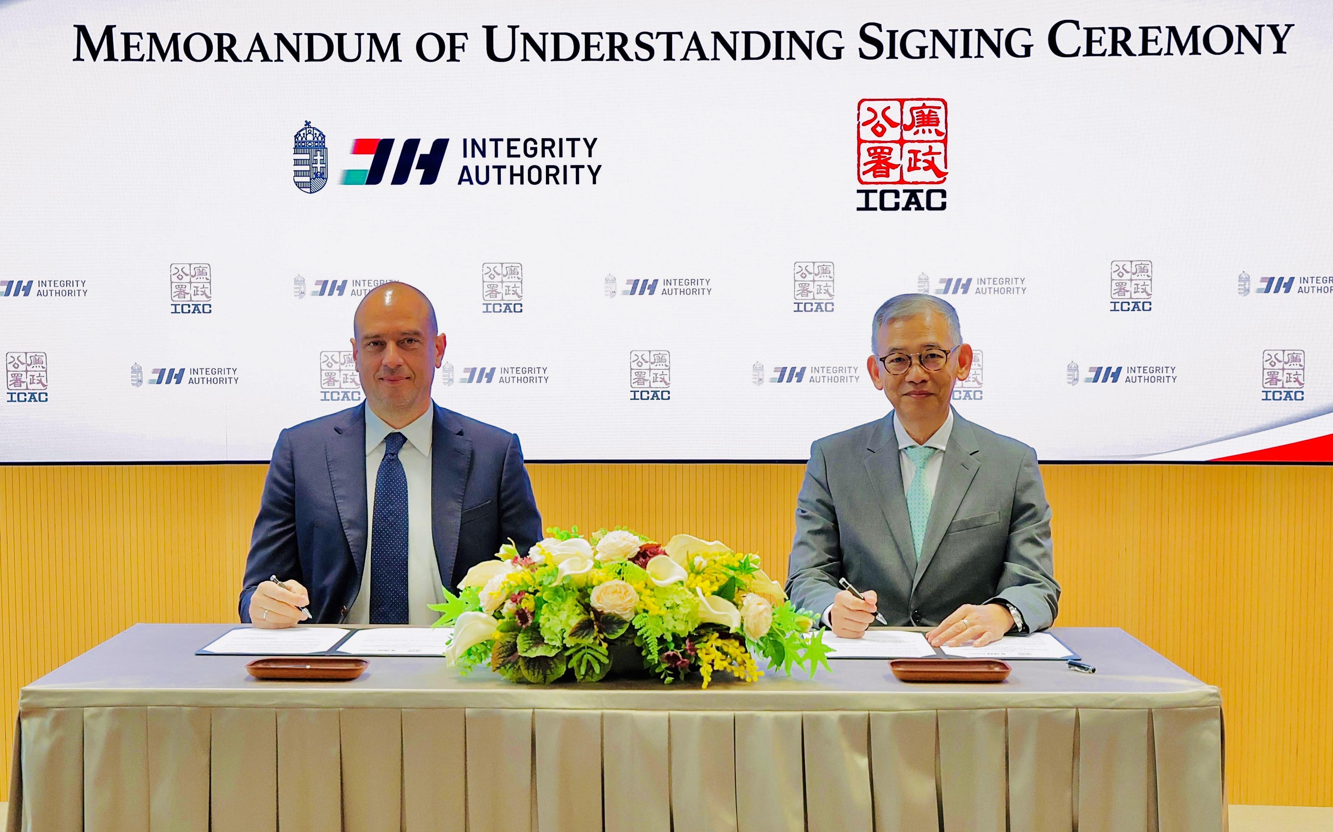 廉政專員胡英明與匈牙利廉政局局長交換合作諒解備忘錄。(廉署提供)