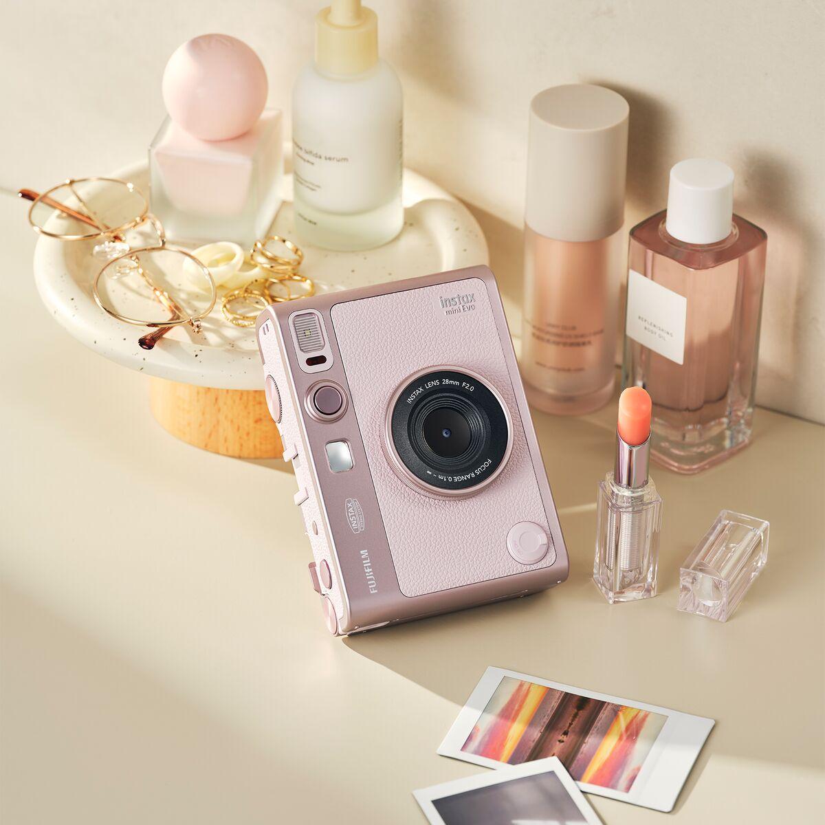 FUJIFILM instax mini Evo將經典機身設計加入夢幻感。