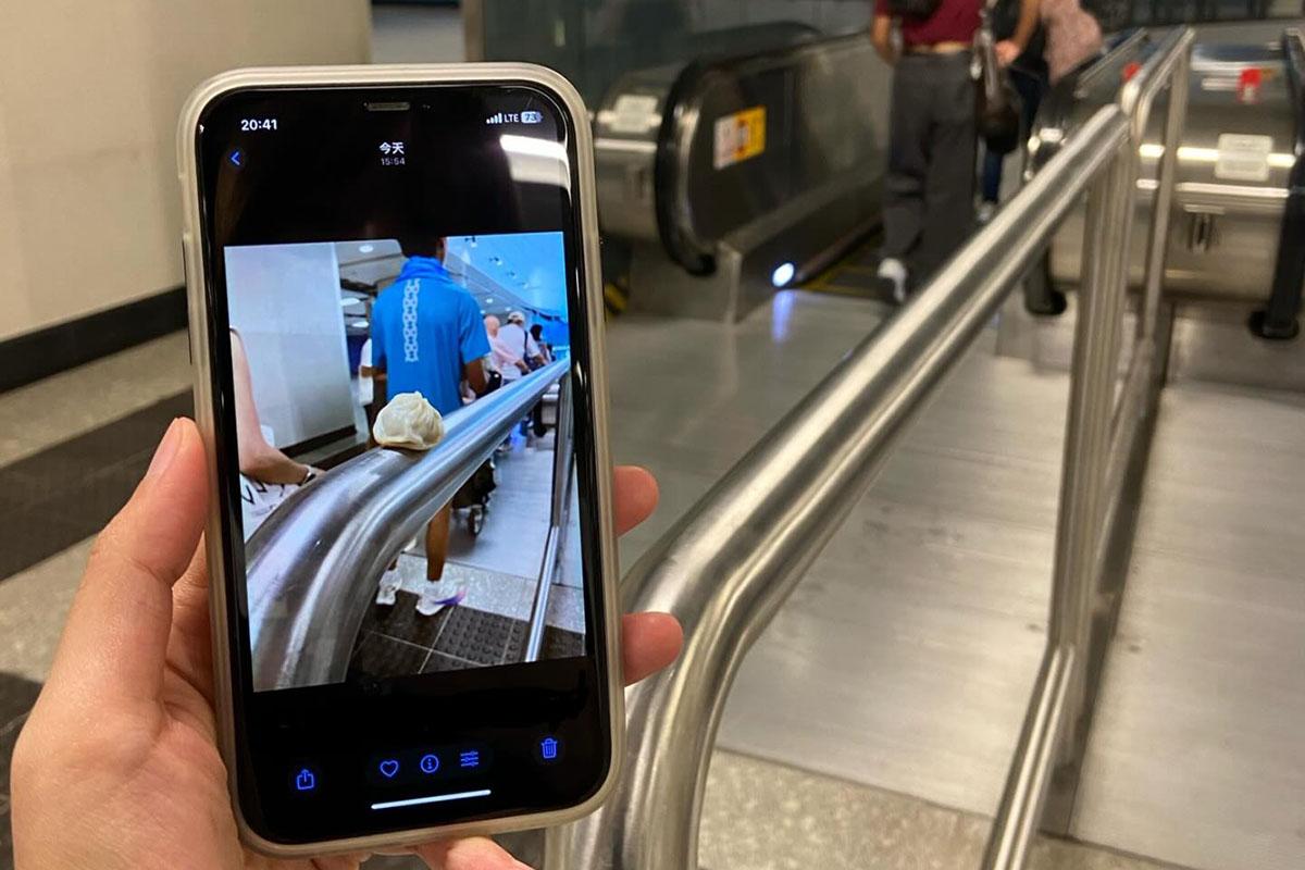 發帖網民同日晚上重返港鐵金鐘站,在欄杆上的小籠包已消失不見。(Threads圖片)