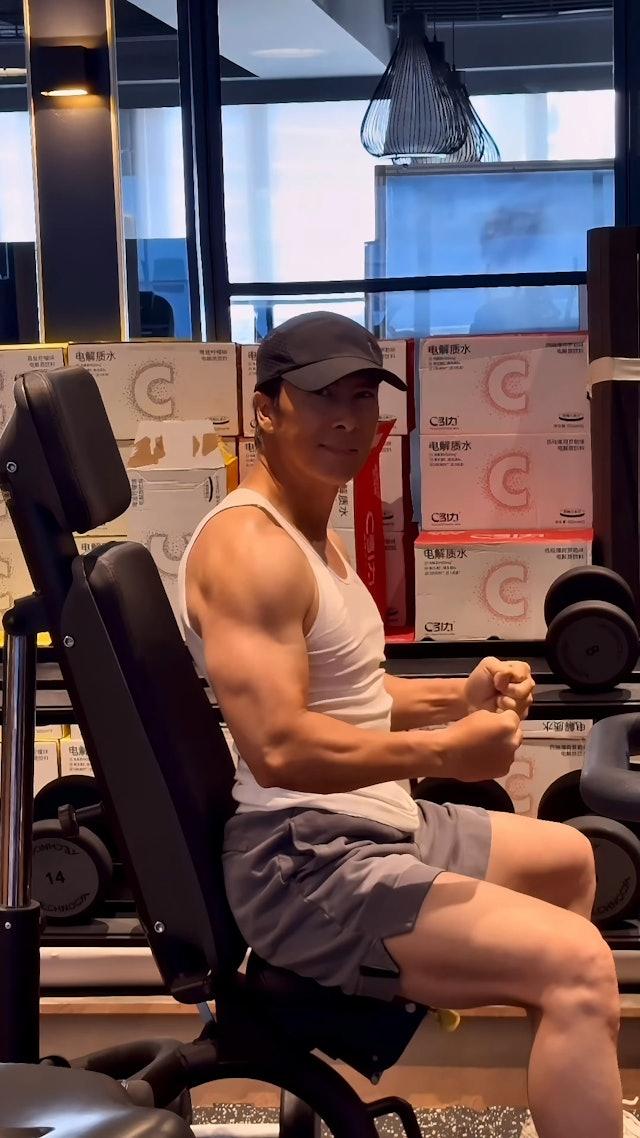 甄子丹為自導自演《殺神John Wick》外傳,積極操肌。