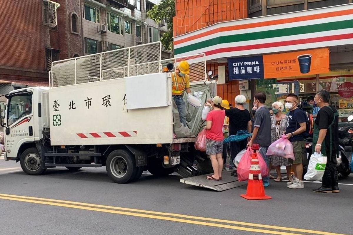 台北市環保局用貨車運走市民回收物。(台北市政府圖片)