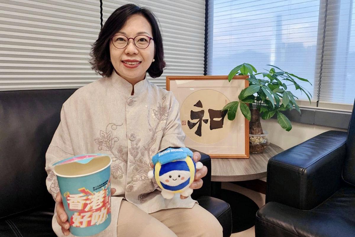 麥美娟抽中沙灘排球造型公仔。