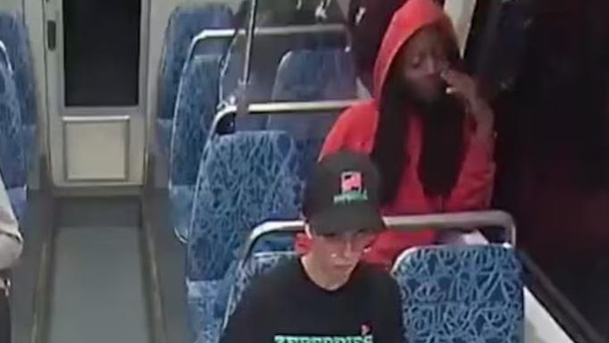 閉路電視畫面顯示,事發時扎魯茨卡獨自坐著看手機,布朗坐在她後面。(互聯網)