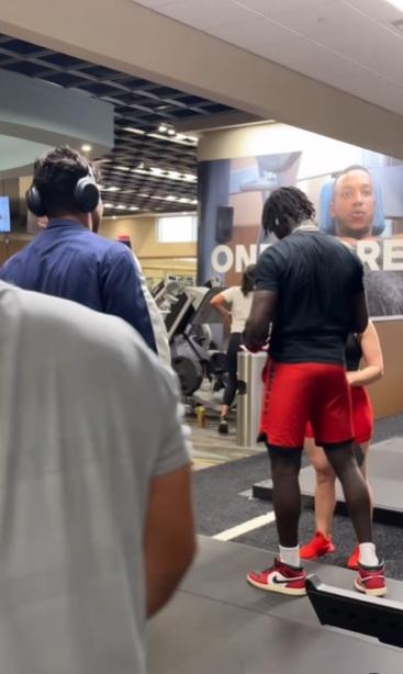 網紅看來沒事,可走路。(互聯網)