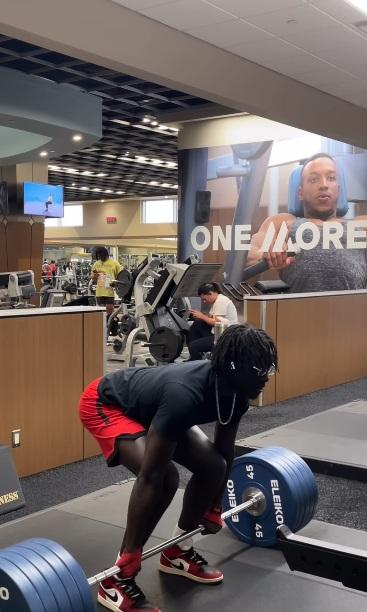 網紅嘗試舉起500磅槓鈴。(互聯網)