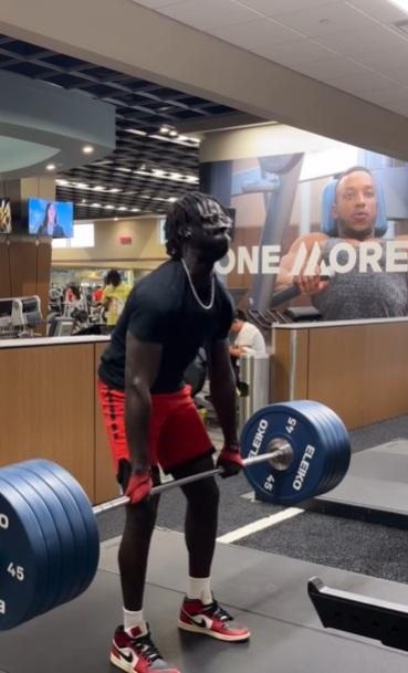 網紅嘗試舉起500磅槓鈴,看來十分吃力。(互聯網)