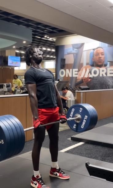 網紅拉起500磅槓鈴,全身不停顫抖。(互聯網)