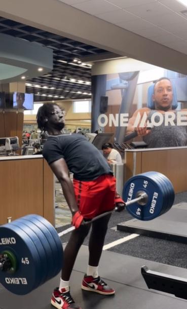 網紅拉起500磅槓鈴,全身不停顫抖,身體向後拗。(互聯網)