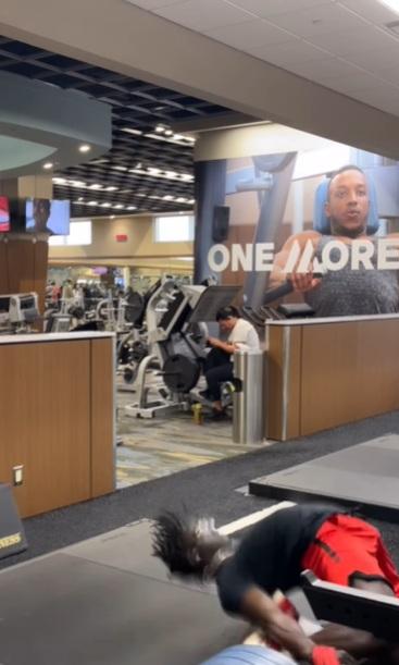 網紅身體向後拗,重重跌下。(互聯網)