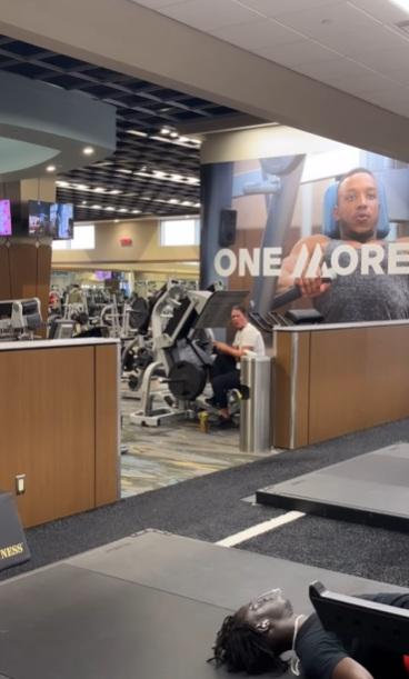 網紅跌在地上抽搐。(互聯網)