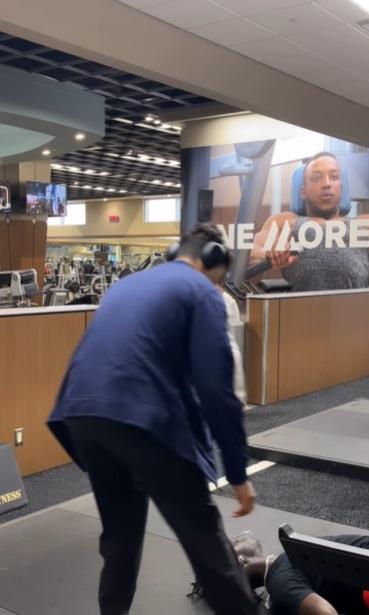 旁人上前協助。(互聯網)