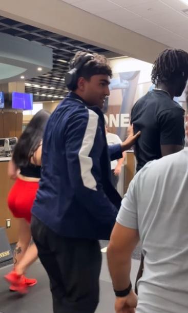 網紅看來沒事,可自行起身。(互聯網)