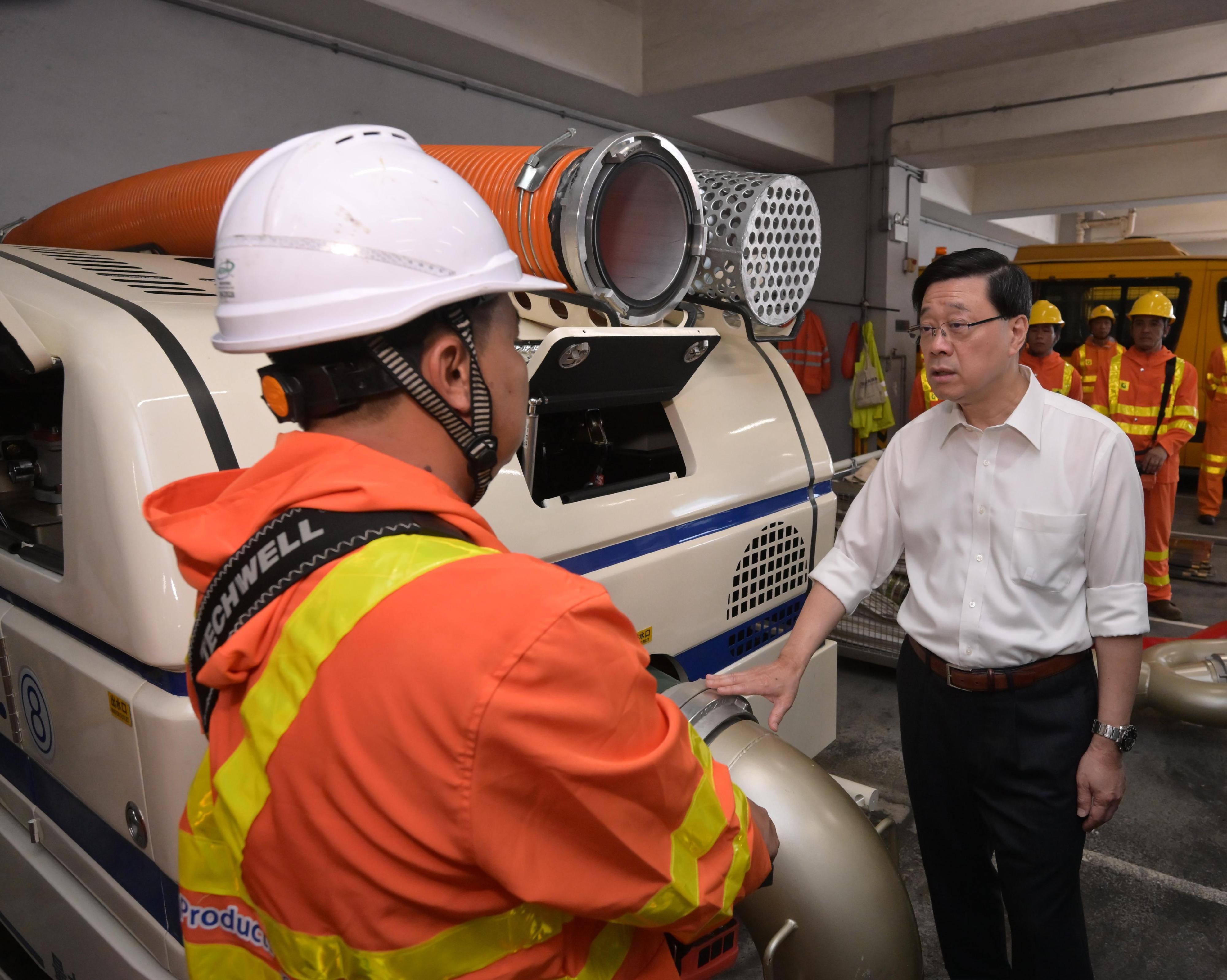 行政長官李家超今日(23日)視察渠務署緊急事故控制中心(政府新聞處)