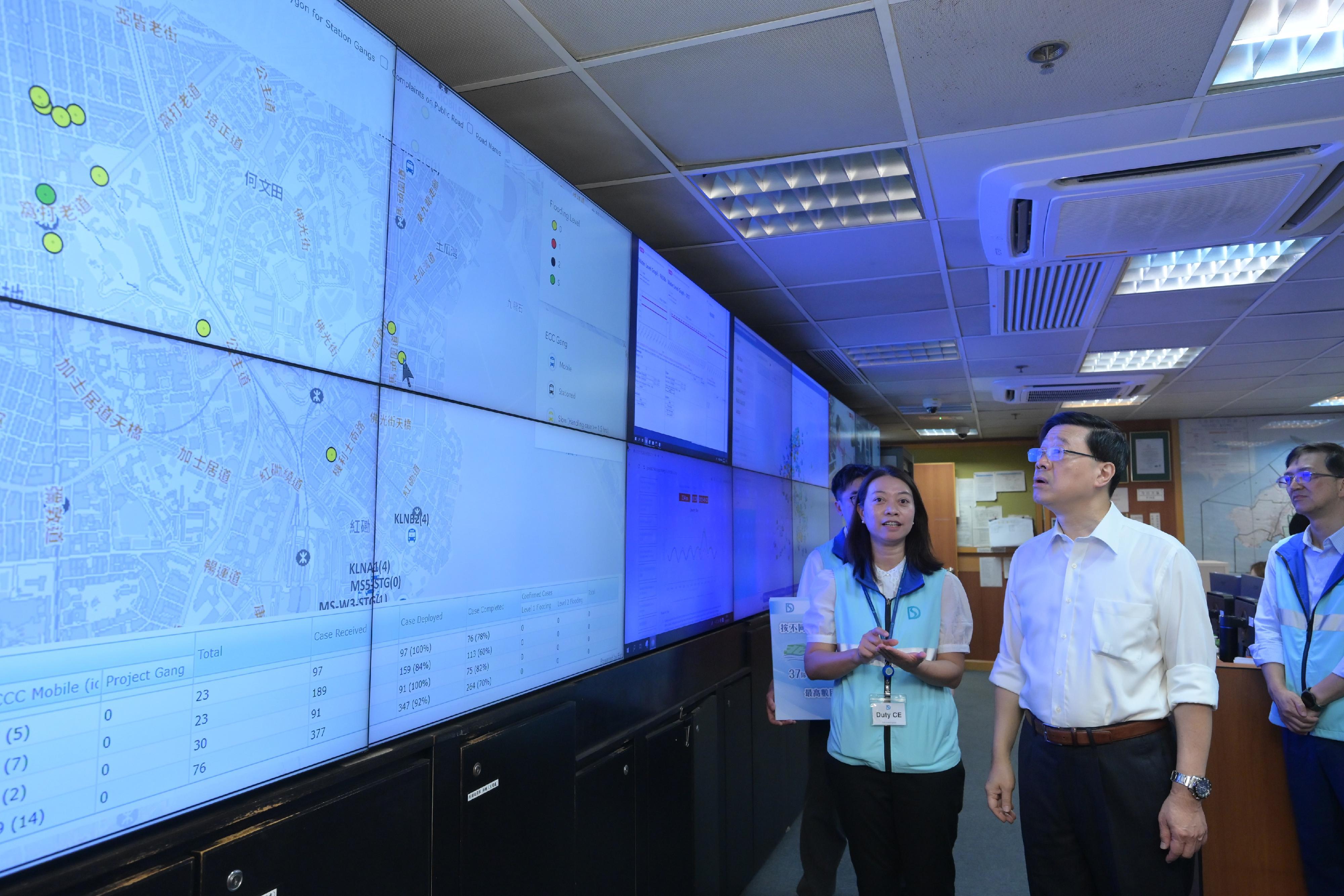 行政長官李家超今日(23日)視察渠務署緊急事故控制中心(政府新聞處)
