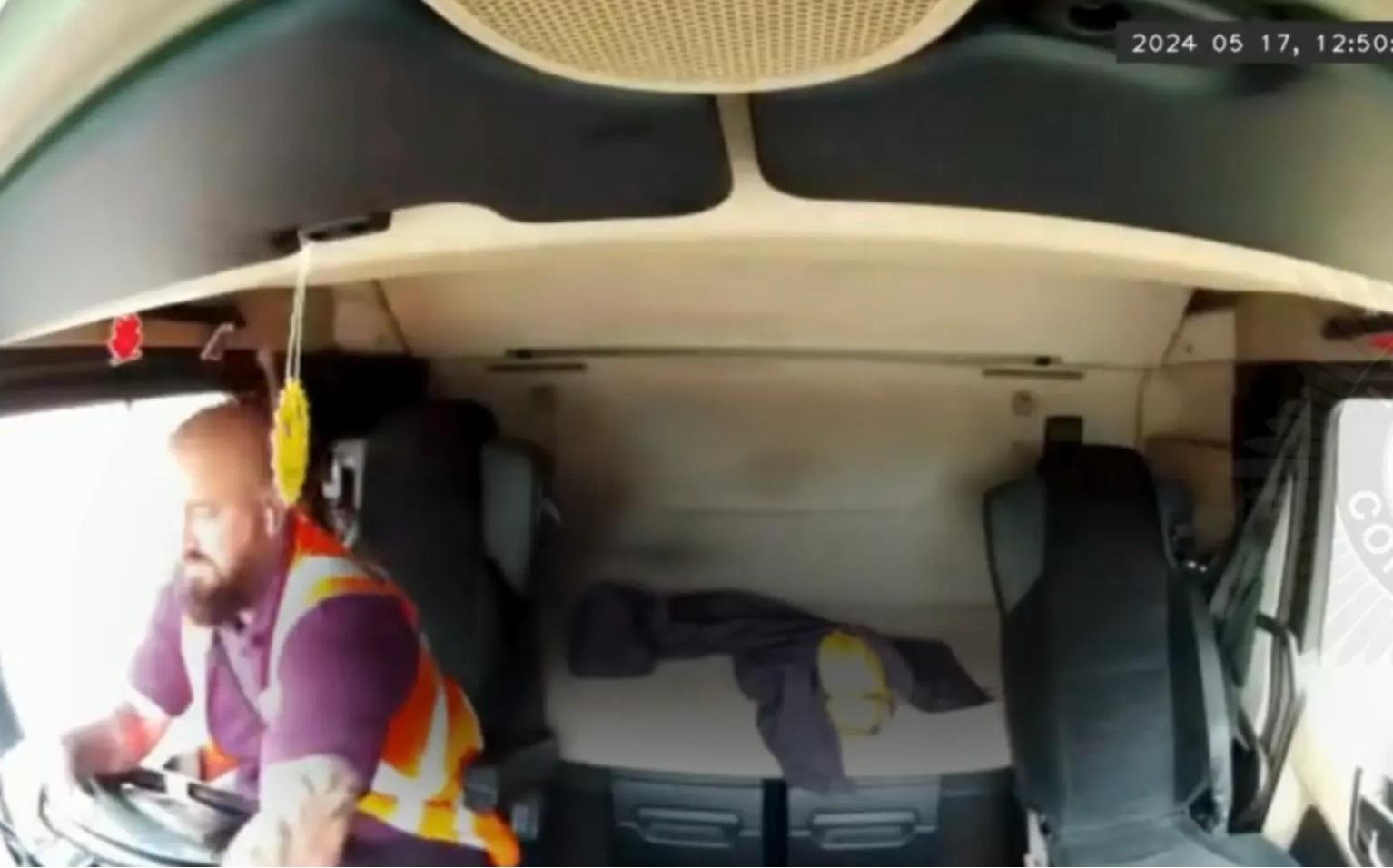 車cam拍到,貨車司機普拉特駕駛時頻頻看手機。(互聯網)