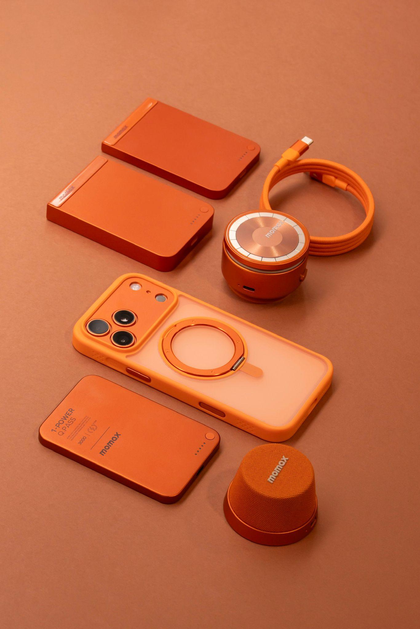 Momax Solar Orange系列推出多款人氣手機配件,有齊尿袋、電源線、磁吸支架及迷你無線音箱等。