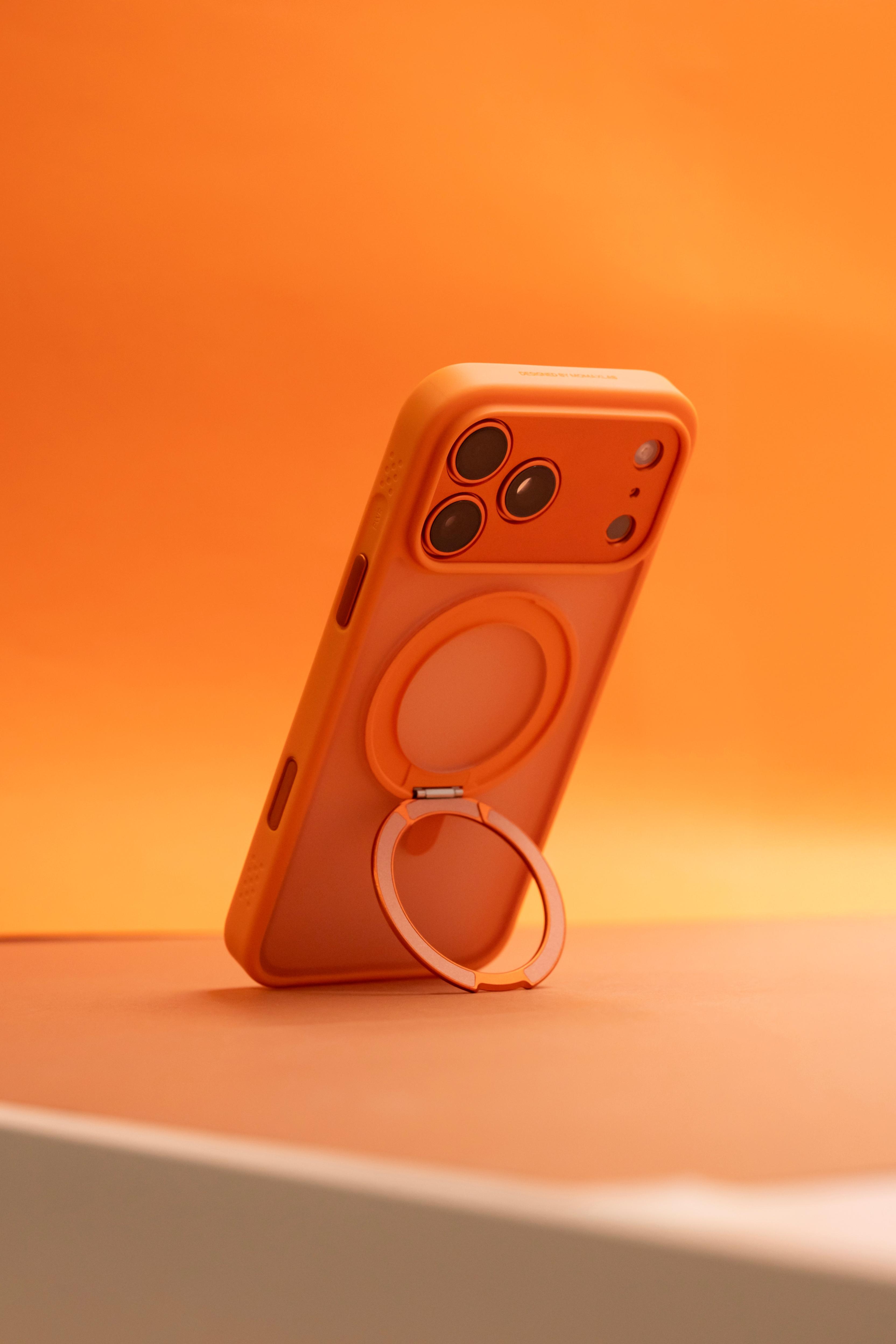 Momax CaseFORM Roller Magnetic Case手機殼內置支架。